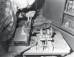 Jan Gosselink met langgatboormachine